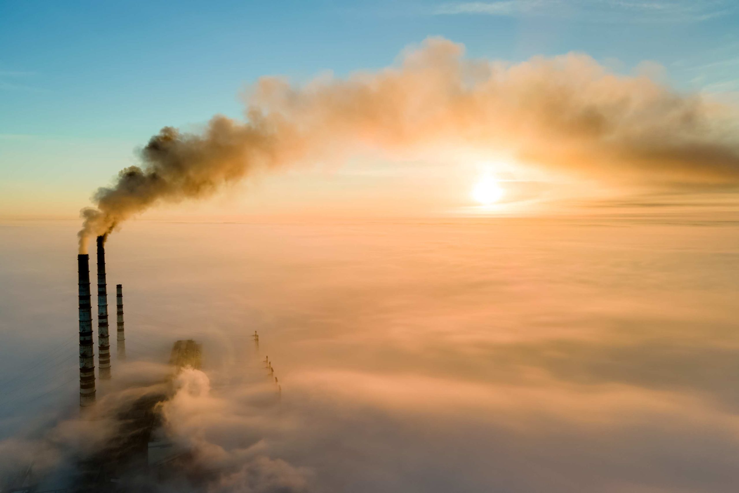 vista-aerea-tubos-altos-planta-energia-carbon-humo-negro-subiendo-atmosfera-contaminante-al-atardecer